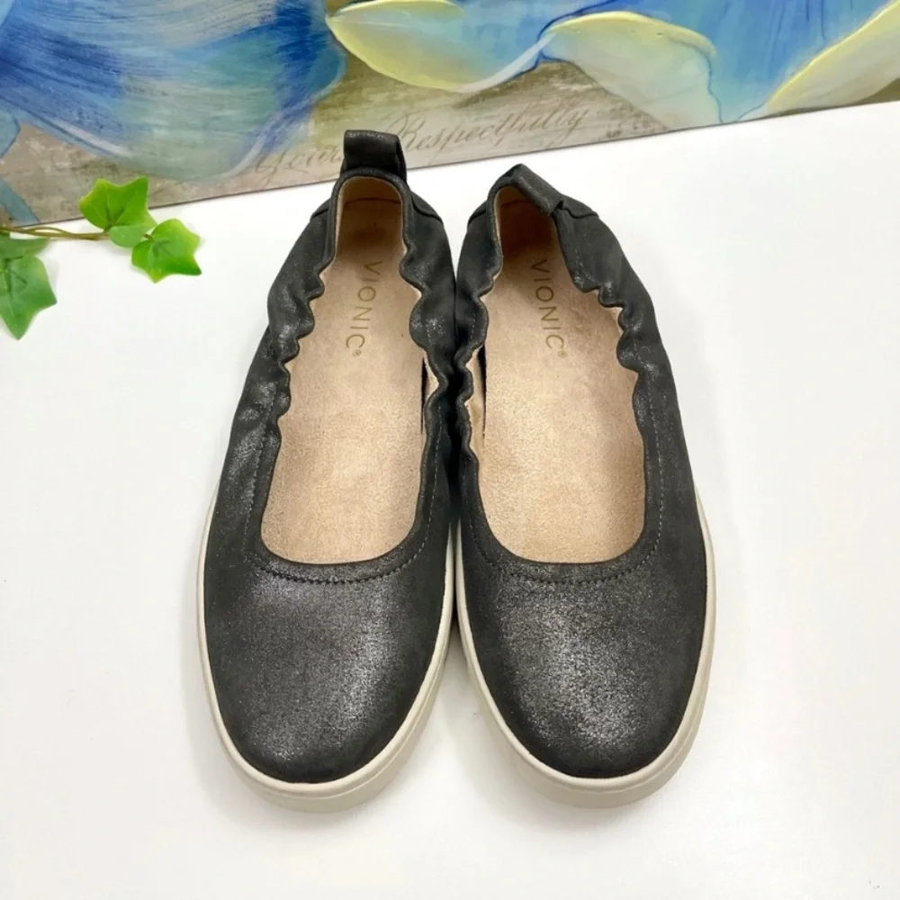 Vionic Uptown Leather Ballet Flat Round Toe Slip On in Gray Size 6